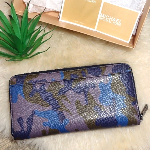 Michael Kors Camo Continental Wallet - Picture 3 of 14